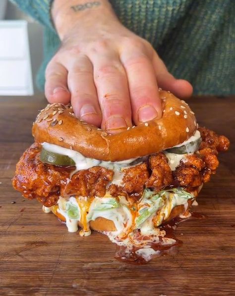 Chicken recipes on Instagram: "Hot Nashville Chicken Burger by @mush.kitchen 🤤  #foodstagram #chickenburger #burger" Chicken Burger Aesthetic, Chicken Food Truck, Specialty Burgers, Chicken Fast Food, Chicken Burger Recipe, Restaurant Burger, Nashville Chicken, Burgers Chicken, Burger Kitchen