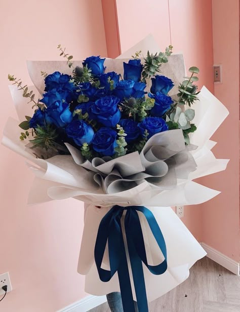 Roses Bouquet Gift, Blue Flowers Bouquet, Graduation Bouquet, Royal Blue Flowers, Graduation Flowers, Luxury Flower Bouquets, Flower Bouquet Diy, Boquette Flowers, Flower Gift Ideas