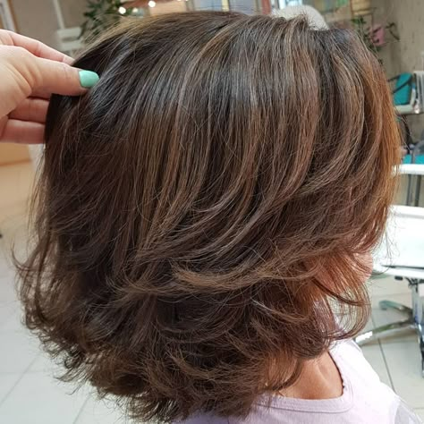 Medium Length Haircut With Flipped Layers Brown Layered Hair, Thick Hair Cuts, Medium Length Hair With Layers, Medium Layered Haircuts, Thick Wavy Hair, Hair With Layers, Haircuts For Medium Hair, Haircut For Thick Hair, Penteado Cabelo Curto