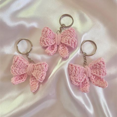 The prettiest bow keychains you will ever see! Keychain Diy Ideas, Cute Crochet Ideas Aesthetic, Crochet Keychain Ideas, Keychain Aesthetic, Sewing Aesthetic, Bow Keychain, Knitted Accessories, Keychain Crochet, Fun Crafts To Do