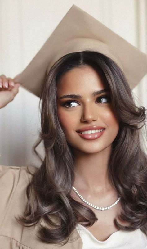 Grad Pictorial Hairstyle, Graduation Photos Makeup, Graduation Hairstyles With Cap Long Hair, Graduation Looks Makeup Hairstyles, Graduation Cap Hairstyle, Grad Picture Hairstyles, Grad Photo Hairstyles, Cute Graduation Hairstyles With Cap, Hair With Graduation Cap