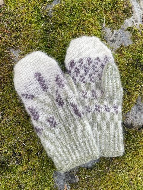 Wooly lavender mitten by Jenny Blom Halling Knitted Wrist Warmer, Knit Accessories, Knit Jewelry, Knit Leg Warmers, Cozy Scarf, Wrist Warmers, Knit Cowl, Stylish Hats, Knit Mittens