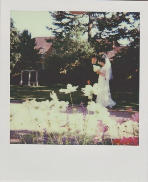 Wedding Photo Polaroid Ideas, 90s Aesthetic Wedding Photography, Wedding Polaroid Aesthetic, Polaroid Wedding Photography, Polaroid Wedding Pictures, Wedding Poloroid Pictures, Wedding On Film Camera, Film Camera Wedding Photography, Vintage Film Wedding Photography