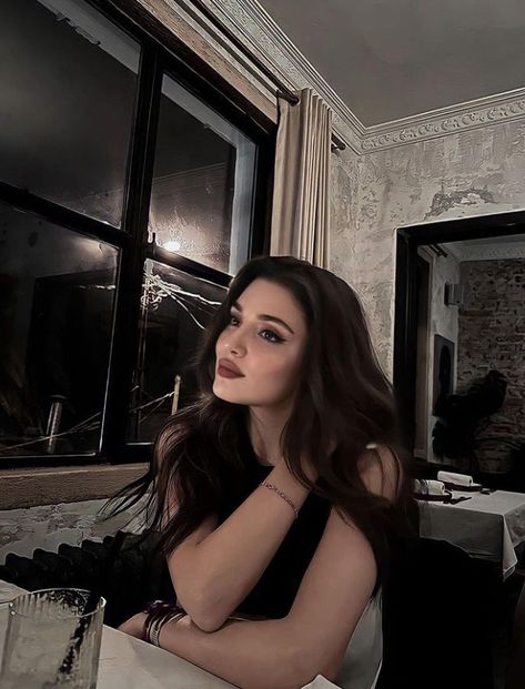 Hande Erçel Hair, Hande Ercel Style, Self Portrait Poses, Dark Feminine Aesthetic, Turkish Beauty, Feminine Aesthetic, Cute Couple Pictures, Cute Couples Goals, Inspirational Women