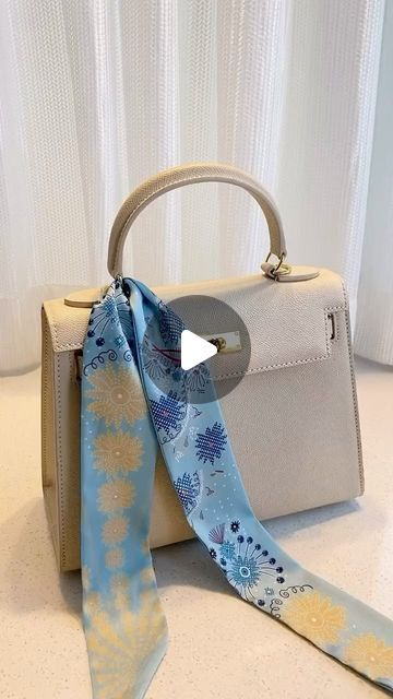 Tie Silk Scarf, Scarf Tricks, Scarf On Bag, Bag Styling, Silk Scarf Tying, Bag Scarf, Gucci Scarf, Diy Clothes And Shoes, Purse Scarf