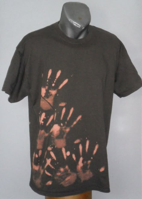 T Shirt Painting With Bleach, Emo Bleach Shirt, Cloth Bleaching Ideas, Bleached Shirt Designs Alt, Alt Bleach Shirt, Punk Bleached Shirt, Bleach Art Shirts Diy, Diy Shirt Design Paint, Simple Bleach Designs