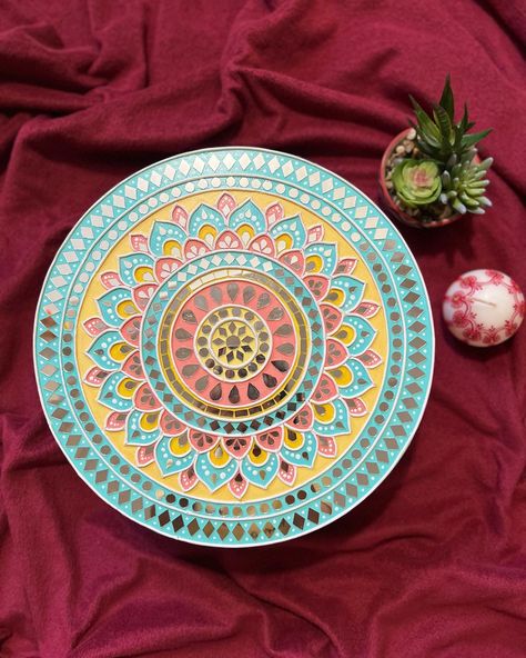 Lippan Art With Mandala, Lippan Art Colour Combination, Lippan Art Color Combination, Aesthetic Lippan Art, Lippin Art Design, Mirror Mandala Art, Mirror Art Work, Lippin Art, Lippan Art Design