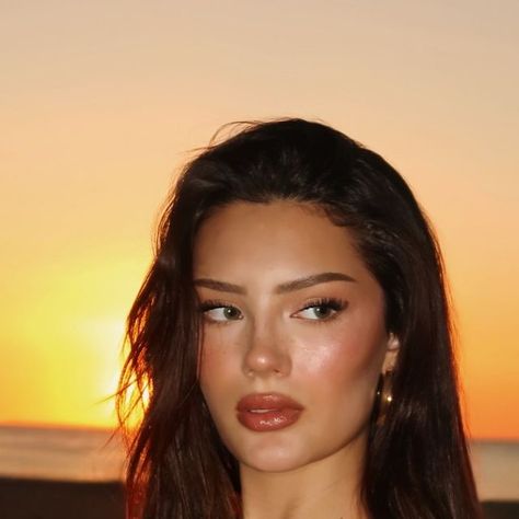 Petek Alemdar on Instagram: "🌅" Sade Photo, Sade Makeup Looks, Beach Natural Makeup, Vacation Makeup Looks The Beach, Vacation Makeup Looks, Pretty Girl Aesthetic, Slim Face, Beach Makeup Look, Vacation Makeup