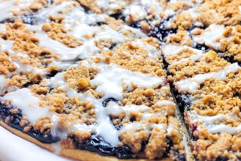 Pizza Ranch Dessert Pizza Recipe, Desert Pizza Recipes, Cherry Dessert Pizza, Homemade Dessert Pizza, Blueberry Dessert Pizza, Fruit Dessert Pizza, Dessert Fruit Pizza, Blueberry Pizza, Dessert Pizza Recipe