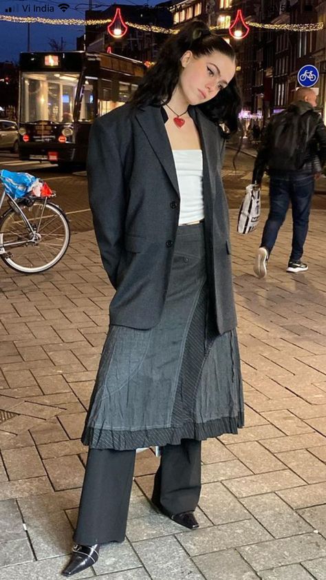 Skirts Over Trousers, Long Skirt Over Pants, Skirt And Pants Combo, Skirt Over Pants Outfits, Skirts Over Pants, Skirt Over Pants, Look Short, 가을 패션, Fashion Fits