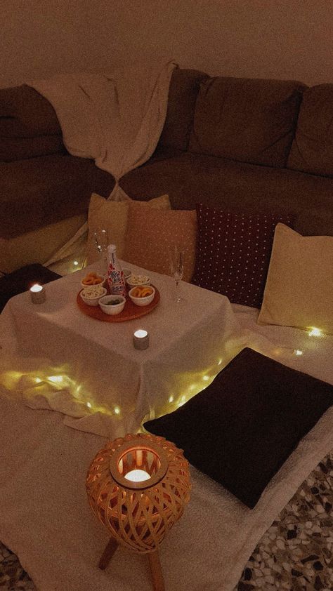 Date Night Room Set Up, Valentines Day Dinner At Home Ideas, Romantic House Date Ideas, Romantic Set Up For Boyfriend At Home, Simple Date Night Ideas At Home, Cute At Home Date Night Ideas, Home Date Night Aesthetic, Date Night Picnic At Home, In The House Date Night Ideas