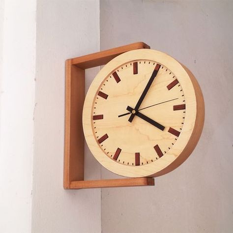 Wood Clock Design, Tre Kunst, Clock Design Ideas, Wall Clock Wooden, Cool Clocks, Diy Clock Wall, Into The Wood, Wall Clock Design, Wood Clocks