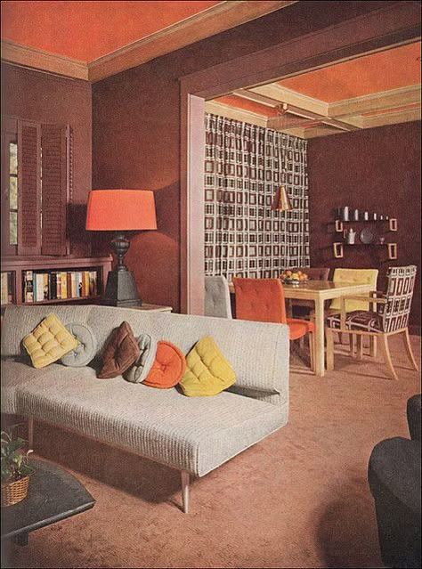 One would be completely forgiven at first glance for thinking that this rust, fox brown and pale mustard yellow home was from the 1970s. It is, in fact, from 1953, many years before a similar palette took the home decor world by storm. Pillows, curtains 1950s Interior, Bungalow Living Room, American Living Room, Mid Century Interior, 1950s House, Living Vintage, Retro Living Rooms, Mid Century Living, Mid Century Living Room