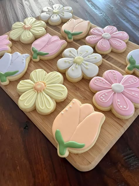 Flower Bouquet Cookies Royal Icing, Flower Cookie Royal Icing, Easy Flower Cookies Royal Icing, Garden Themed Cookies, Mom Sugar Cookies Royal Icing, Birthday Cookie Ideas For Women, Colorful Cookies Decorated, Pastel Bridal Shower Cookies, Aesthetic Cookie Decorating