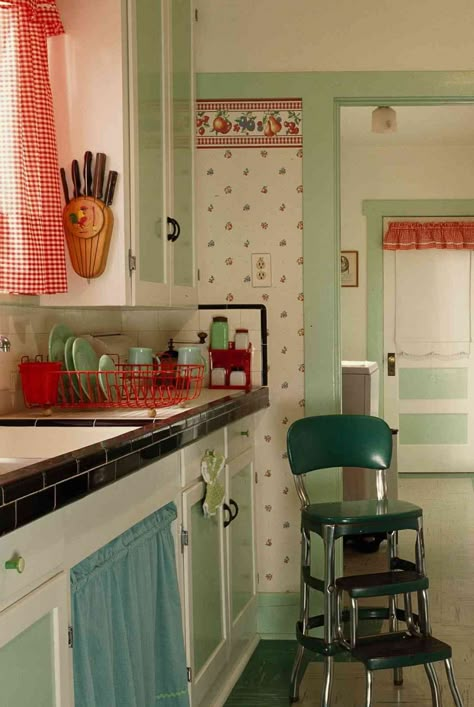 1940s Interior Design, 1940s Interior, 1940s Home Decor, 1940s Kitchen, 50s Kitchen, 1940s Home, Retro Kitchens, Vintage Kitchens, Kitschy Kitchen