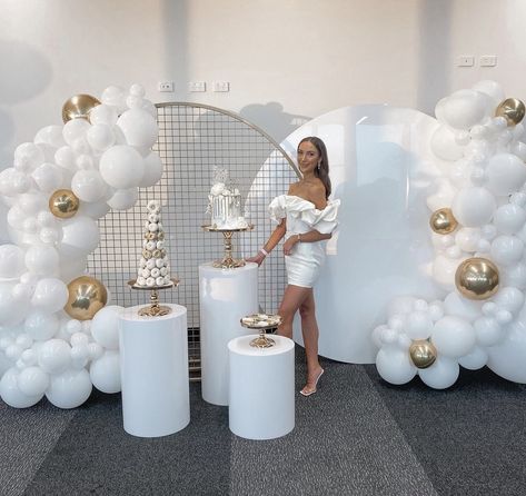 White Theme 18th Birthday, White Color Birthday Theme, 18th White Party, 21st White Party, All White Party Ideas Birthday, All White Birthday Decorations, All White 60th Birthday Party Ideas, All White Party Ideas Decoration, All White Birthday Party Ideas For Women