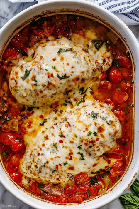 Baked Chicken Breasts Recipe with Tomato & Mozzarella - #chicken #baked #recipe #eatwell101 - This baked chicken recipe with mozzarella and tomato is full of wonderfully fresh and healthy ingredients and is so simple and easy to make. - #recipe by #eatwell101® Chicken Fresh Mozzarella Recipes, Chicken Breast And Tomato Recipes, Italian Mozzarella Chicken, Italian Chicken Breast Recipes, Mozzarella Chicken Bake, Baked Chicken Breast Recipes, Recipes With Mozzarella Cheese, Easy Baked Chicken Breast, Chicken Boneless Breast Recipes