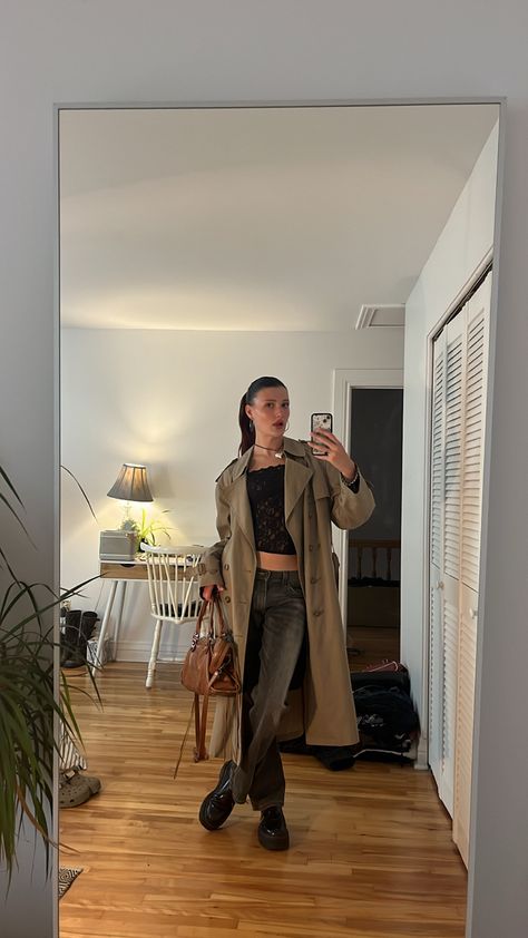 Y2k Trench Coat Outfit, How To Style A Brown Trench Coat, Styling Long Trench Coats, 90s Trench Coat Outfit, Outfits With Brown Trench Coat, Trench Coat Outfits Aesthetic, Outfits With Tan Trench Coat, Trench Coat Fits Aesthetic, Spring Outfits Trench Coat