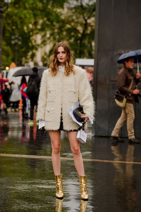 Chanel Street Style, Paris Streets, Paris Street Style Spring, 2020 Street Style, Fashion Week Spring 2020, Street Style Spring, Chanel Jacket, Streets Of Paris, London Street Style