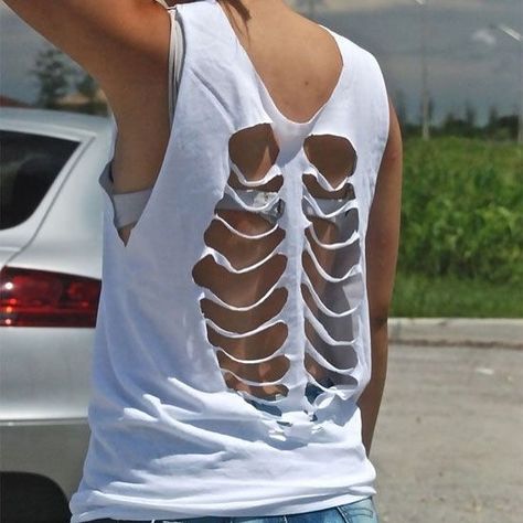 DIY Cut out shirts Cutout Back Shirt, Cut Shirts Ideas, Diy Cut Shirts Step By Step, Ways To Cut Shirts, Shirt Cut Meme, Diy Cut Shirts, Ripped Shirts, Diy Clothes Design, Clothes Crafts