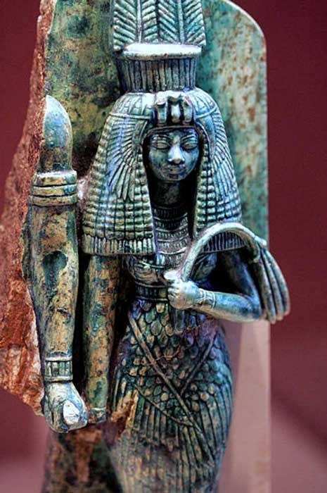 Extremely Rare Alabaster Statue of Queen Tiye Found in Egyptian Funerary Temple | Ancient Origins Queen Tiye, Feathered Dress, Starověký Egypt, Walk Like An Egyptian, Small Statue, Amenhotep Iii, Egypt Ancient, Egyptian Artifacts, Egyptian Queen