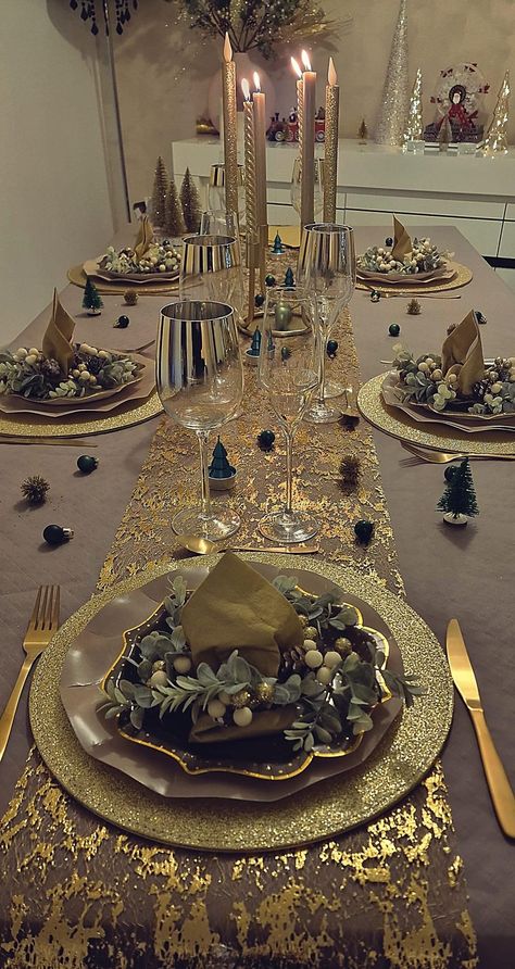 Glam Christmas Decor Ideas, Gold Christmas Table, Royal Blue Wedding Theme, Setting A Table, Glam Christmas Decor, Table Place Settings, Glam Christmas, Royal Blue Wedding, Blue Themed Wedding