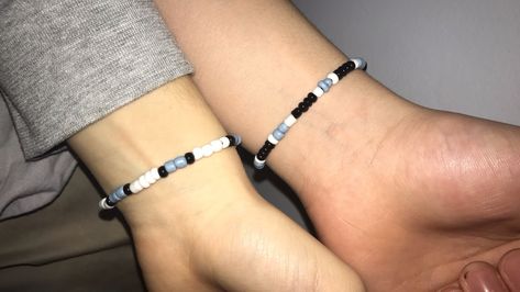 Diy Couple Bracelets How To Make, Homemade Couples Bracelets, Beaded Accessories For Men, Matching Jewelry For Couples Diy, Homemade Bracelet For Boyfriend, Couple Bracelet Beads, Homemade Matching Bracelets, Boyfriend Bracelet Diy Beads, Couples Matching Bracelets Beads