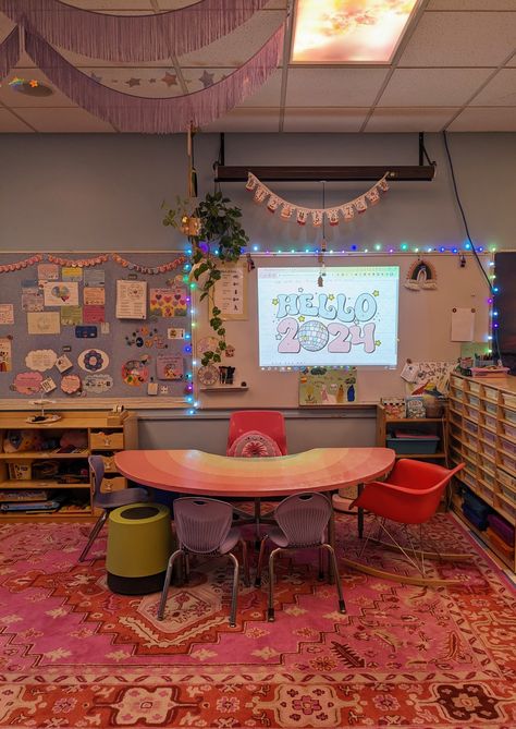 Teacher Bedroom Ideas, Classroom Desk Set Up Elementary, Classroom Inspo Preschool, Y2 Classroom Ideas, Classroom With Lamps, Elementary Classroom Wall Decor, Nursery Class Decoration Classroom Decor, Colorful Kindergarten Classroom Themes, Classroom Asthetic Picture