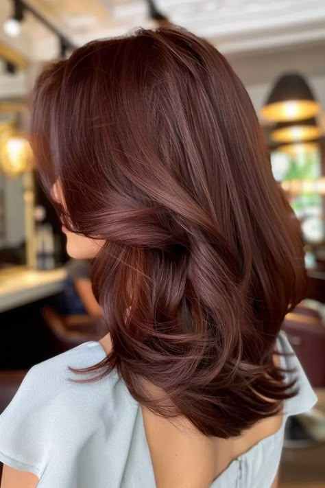 25 Chocolate Cherry Brown Hair Ideas for the Ultimate Luxurious Look Chocolate Cherry Brown Hair, Chocolate Red Hair, Cherry Brown Hair, Brown Hair Ideas, Trendy Fall Hair Color, Cherry Hair Colors, 60 Hair, Rambut Brunette, Style Analysis