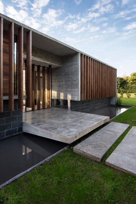 Gallery of Rodriguez House / Luciano Kruk - 6 Contemporary House Exterior, Concrete Architecture, Concrete Home, Concrete Steps, Minimalist House Design, Concrete House, Design Hotel, Facade Architecture, House Architecture Design