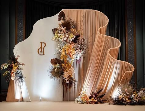 Acrylic Arch Wedding, Wedding Backdrop Design Backgrounds, Corporate Event Stage Design Ideas, Backdrop For Wedding Reception, Backdrop Design Ideas, Simple Wedding Decoration, Florist Instagram, Backdrop Engagement, Backdrop For Wedding