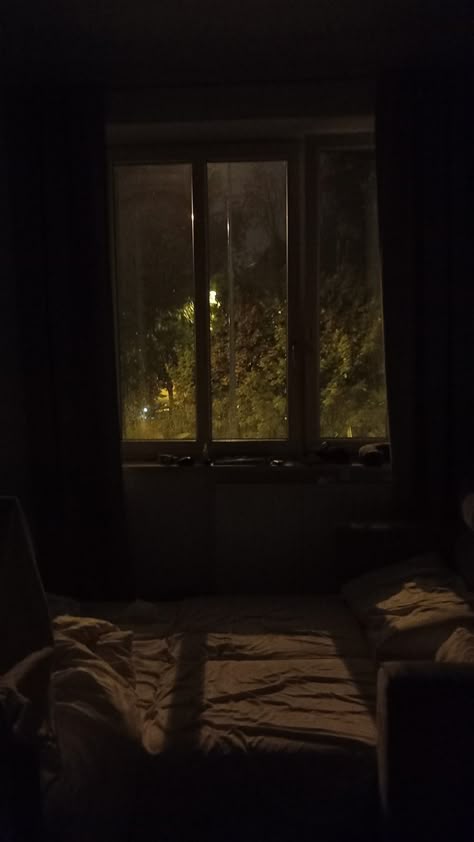 rain Night Rain Aesthetic Window, Aesthetic Room Night, Night Light Aesthetic, Bedroom Aesthetic Dark, Light Aesthetic Room, Rain Window, Rainy Window, Vibe Rooms, Cozy Rainy Day