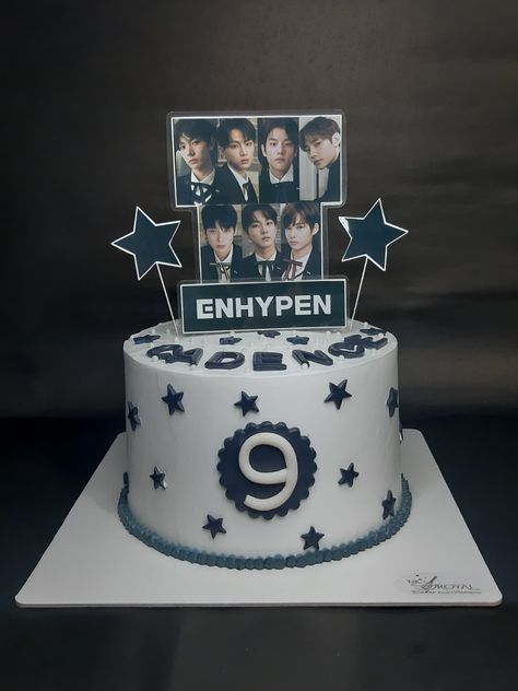 Enhypen Cake Design, Kpop Cake Design, Enhypen Cake Ideas, Bts And Enhypen, Korean Birthday Cake, Decoracion Aesthetic, Kpop Cake, Birthday Cake Designs, Cut Recipe