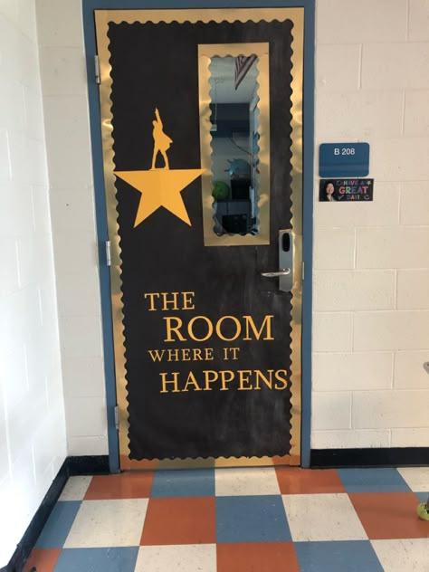 Hamilton Classroom Door Decoration #hamilton #hamiltonthemusical #classroomdecor Drama Classroom Displays, Choir Bulletin Boards High School, Hamilton Bulletin Board Ideas, Drama Display Boards, Elementary Drama Classroom, Cute History Classroom Ideas, High School Drama Classroom Decor, Drama Room Ideas School, Broadway Classroom Theme