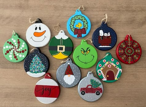 Wooden Round Christmas Ornaments, Wooden Ornament Ideas Diy Christmas, Diy Painted Ornaments Christmas, Round Ornament Ideas, Wooden Disc Ornaments, Wooden Christmas Tags, Diy Wooden Ornaments, Christmas Ornament Painting, 3d Christmas Ornaments