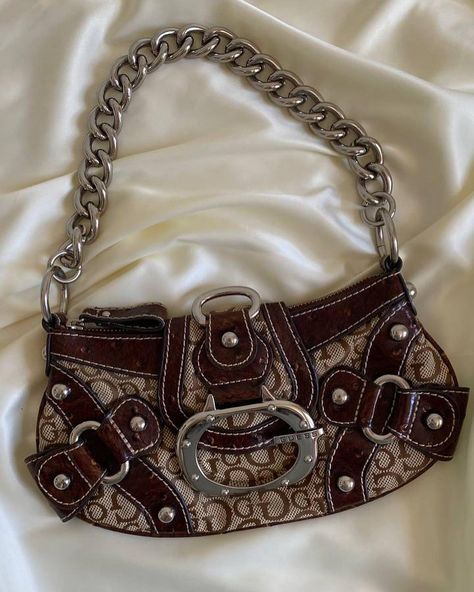 Vintage guess rare monogram brown shoulder bag with metal strap is already available for purchase 🏹 Fall Outfits Red, Vintage Prada Bag, Nails Back To School, Y2k Bags, Guess Shoulder Bag, Vintage Designer Bags, Bags Prada, Back To School Nails, Y2k Accessories