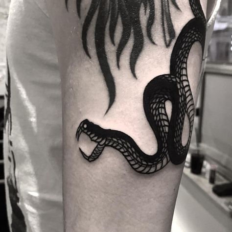 Blast Over Tattoo, Ouroboros Tattoo, Tats Ideas, Hanged Man, Black White Tattoos, White Tattoos, Band Au, Wild Tattoo, S Tattoos