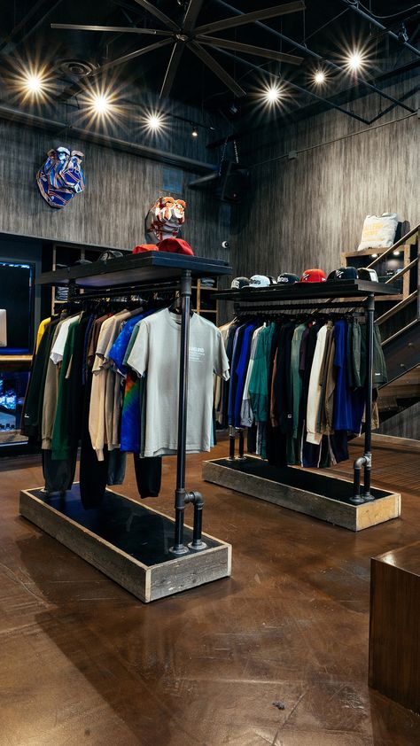 Clothes Store Ideas Design, Clothing Shop Ideas Boutiques, Store Interiors Boutiques, Cloth Store Interior, Men's Clothing Store Design, Clothes Shop Interior, Clothing Shop Interiors, Men Clothing Store, Fashion Shop Interior