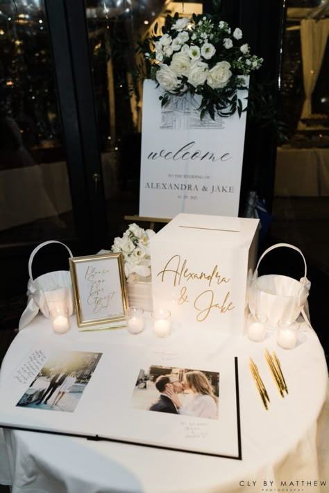 Signature Table Wedding, Wedding Gifts Table Ideas, Simple Wedding Guest Book Table, Wedding Signing Table Decorations, Wedding Table Entrance Ideas, Welcome Table Inspiration, Receiving Table Wedding Decor, Engagement Welcome Table Ideas, Engagement Party Entry Table