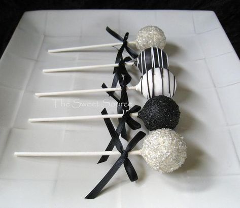 black and white cake pops with glitter for dessert tables Black And White Dessert Table Ideas, Goth Cake Pops, Black And White Wedding Dessert Table, Black And White Treats, Black And White Desserts, Black Dessert Table, Wednesday Party Ideas, Black And White Dessert Table, Black And White Birthday Theme