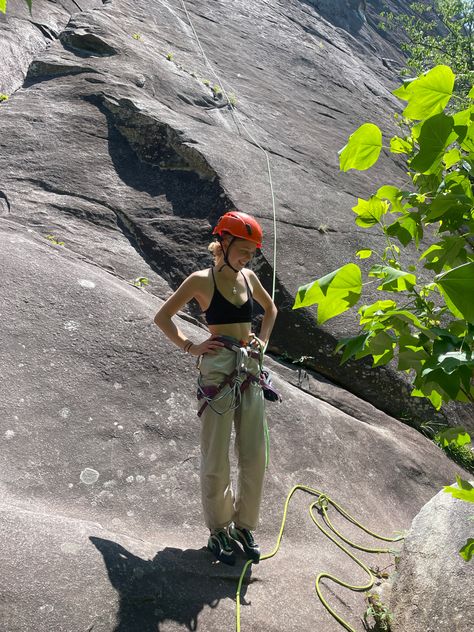 Womens Climbing Outfit, Rock Wall Climbing Outfit, Climbing Vision Board, Outdoor Climbing Aesthetic, Indoor Rock Climbing Outfit, Mountain Climbing Aesthetic, Climbing Fits, Bouldering Outfit, Bouldering Women