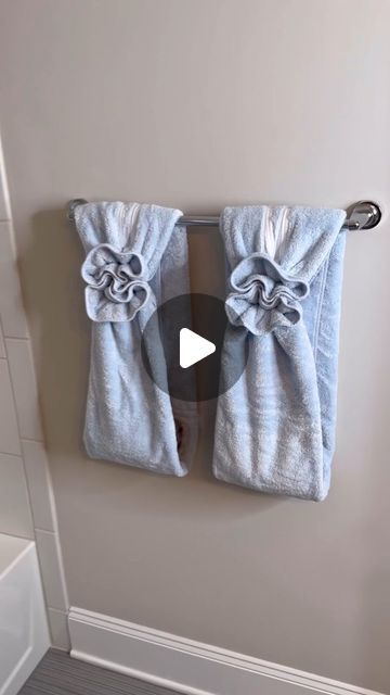 Towel Folding Ideas Bathroom, Towels On Towel Bar, Fold Towels For Display, Folding Bathroom Towels, Bathroom Towel Hanging Ideas, Hand Towel Display, Folding Bath Towels, Bathroom With Bath, Towel Hanging Ideas