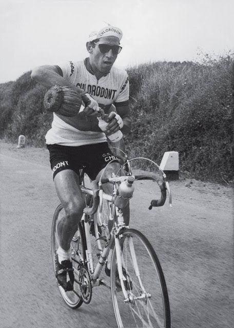 Gastone Nencini, 1960 Tour and 1957 Giro champion, pauses and fills his 'water bottle'... Racing Cyclist, Cycling Pictures, Cycling Photography, Velo Vintage, Professional Cycling, Retro Bicycle, Bike Poster, Vintage Cycles, Riding A Bike