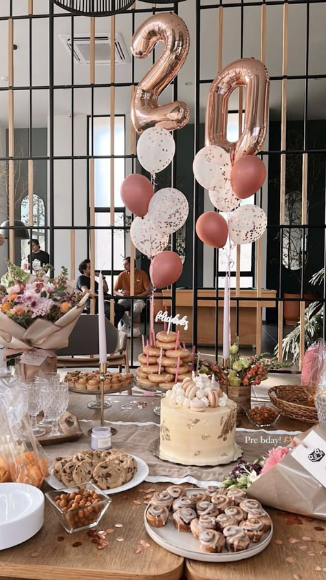 Birthday Budget Ideas, 21st Birthday Restaurant Ideas, Simple Classy Birthday Decorations, Birthday Decorations Restaurant, Birthday Restaurant Decorations, Birthday Lunch Decor, Small Birthday Dinner At Home, Bday Brunch Decor, Surprise Party Aesthetic