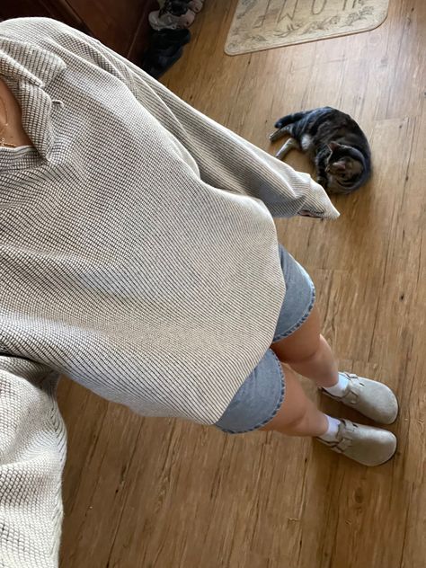 Neutral 90s Outfits, Cozy Crewneck Outfit, Minimalist Style Inspiration, College Outfits Jeans, Baggy Vintage Outfits, Casual University Outfit, Outfits For Boyfriend, 90 Degree Weather Outfit, Cute Womens Outfits