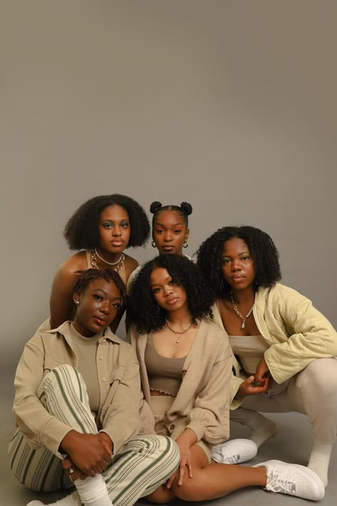 Group Photo Poses, Group Photoshoot, Sisters Photoshoot Poses, Shooting Studio, Black Sisters, Sisters Photoshoot, Business Photoshoot, Creative Photoshoot Ideas, Family Shoot