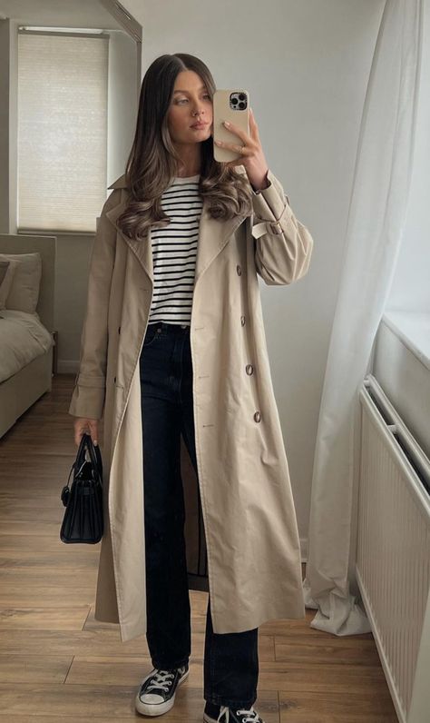 Beige Mac Coat Outfit, Caramel Trench Coat Outfit, Tan Trench Coat Outfit Casual, Mango Trench Coat, Trench Coat Airport Outfit, Beige Trench Outfit, Trench Coat And Jeans Outfit, Beige Trench Coat Outfit Street Style, Autumn Outfits Trench Coat