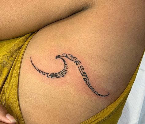 Unique Hawaiian Tattoo, Simple Moana Tattoo, Maui Hawaii Tattoo Ideas, Hawaiian Wave Tattoo, Beachy Sleeve Tattoo, Women Hawaiian Tattoo, Small Moana Tattoos Ideas, Cute Hawaiian Tattoos, Marshallese Tattoo