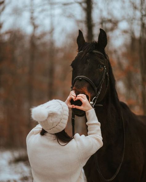 Spooky Horse Photoshoot, Photoshoot Horse Ideas, Horse Winter Photoshoot, Photos To Take With Your Horse, Horse Pictures Ideas, Horse Photo Shoot Ideas, Pictures With Horses Photography Ideas, Photo With Horse Ideas, Horse Picture Ideas