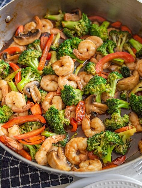 Quick easy and healthy shrimp stir fry that is made with lots of vegetables, shrimp, and a simple homemade sauce in 30 minutes or less. Shrimp Peppers, Italian Shrimp, Stir Fry Recipes Healthy, Plats Healthy, Shrimp Stir Fry, Shrimp And Broccoli, Healthy Italian, Berbuka Puasa, Broccoli Stir Fry